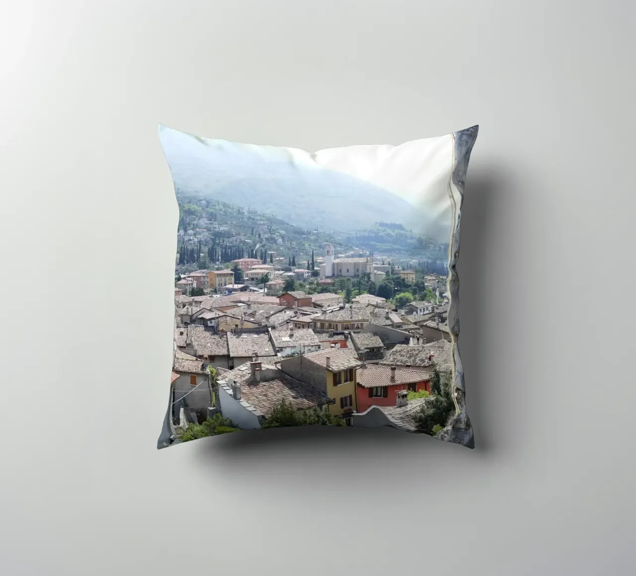 Vue sur Malcesine (Lac de Garde) coussin de Alexandra Joseph Fotomomente