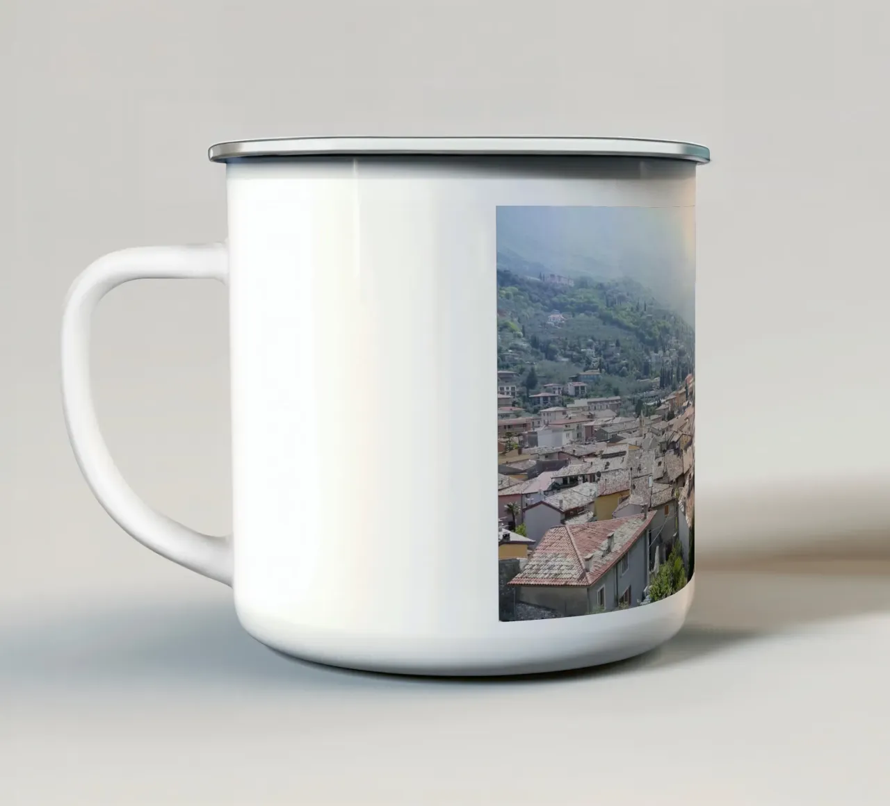 Vue sur Malcesine (Lac de Garde) mug en émail de Alexandra Joseph Fotomomente