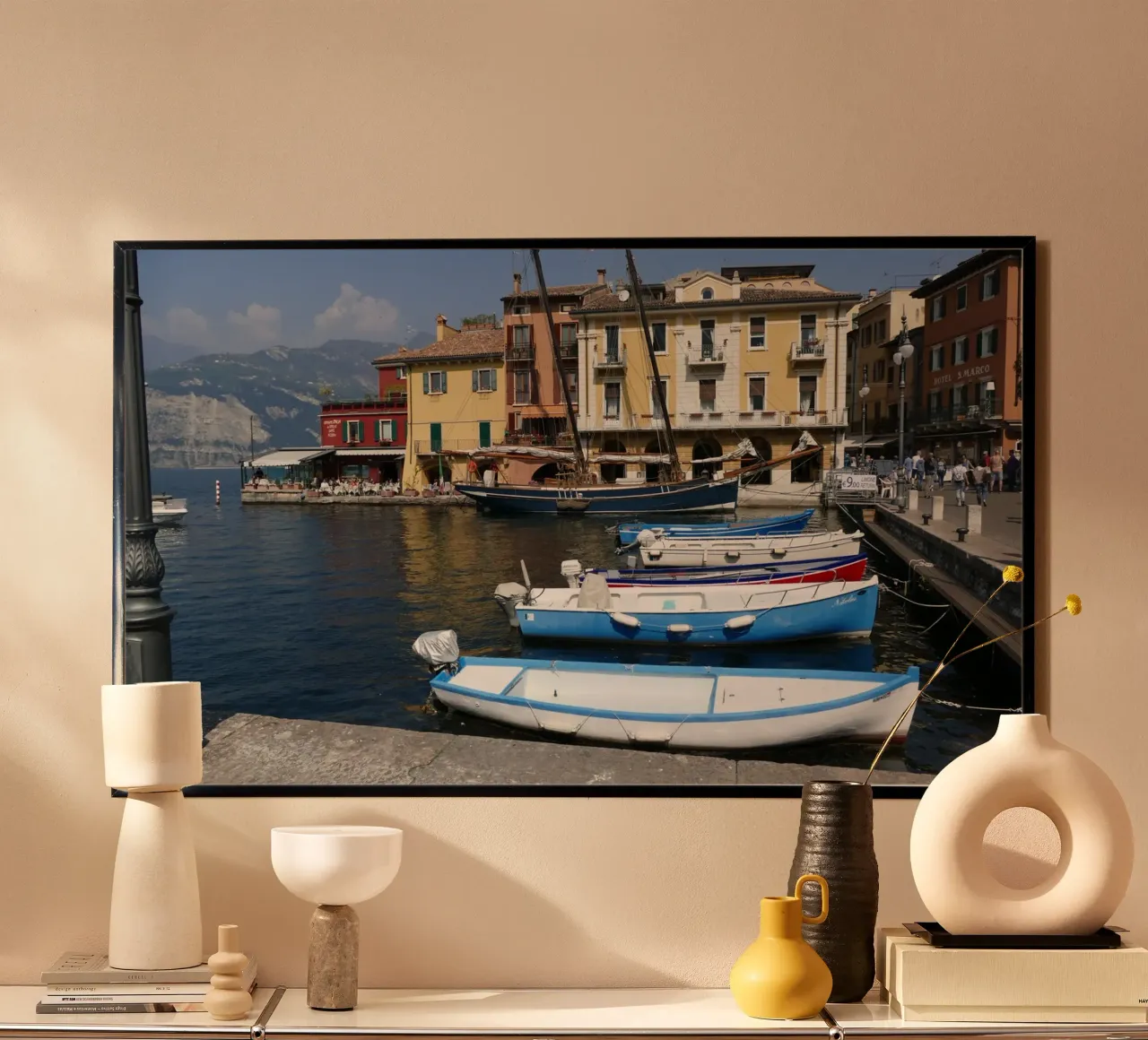 Il porto di Malcesine sul Lago di Garda poster con telaio in legno da Alexandra Joseph Fotomomente