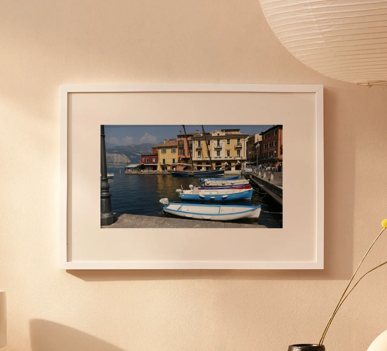 Il porto di Malcesine sul Lago di Garda poster con telaio in legno da Alexandra Joseph Fotomomente