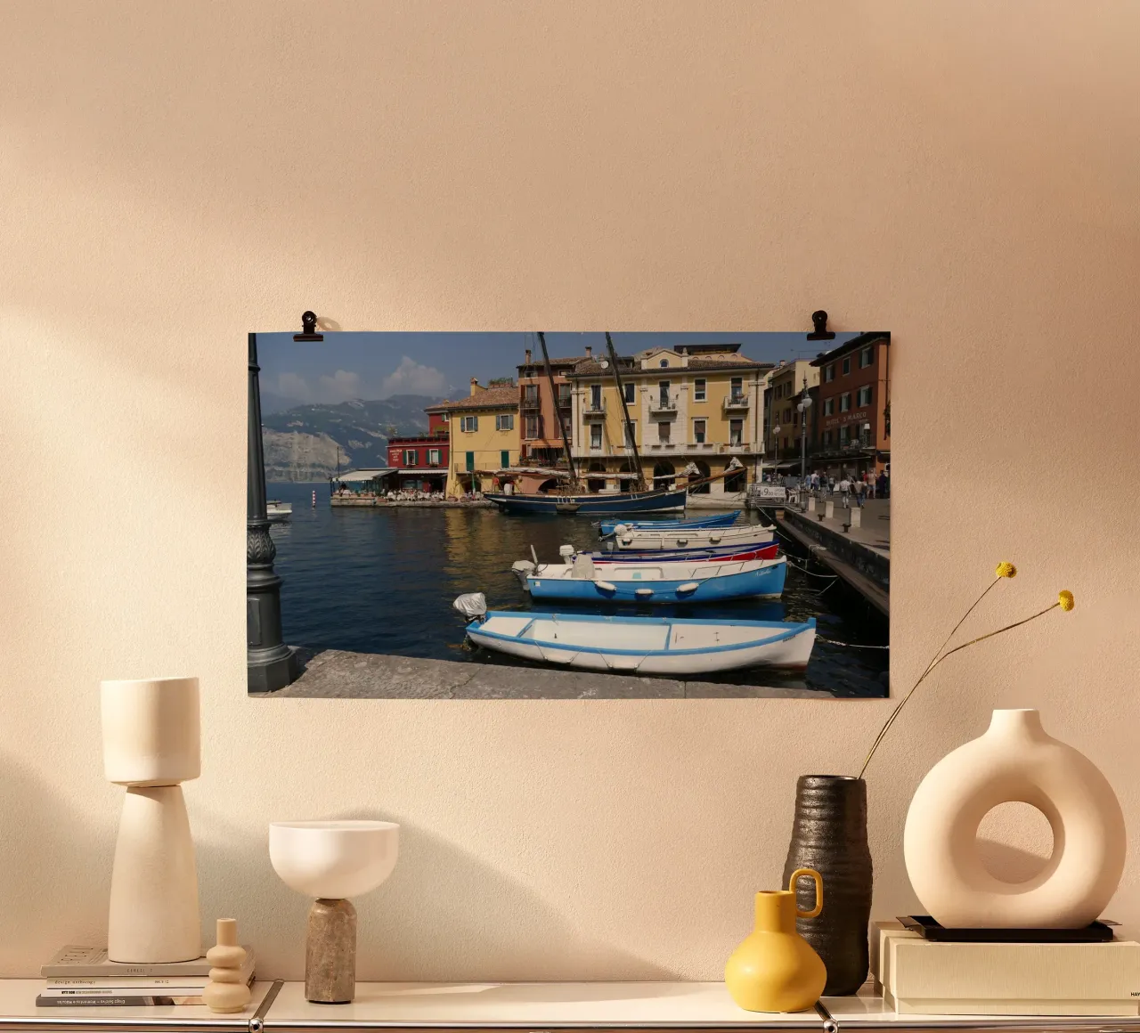 Il porto di Malcesine sul Lago di Garda poster con telaio in legno da Alexandra Joseph Fotomomente