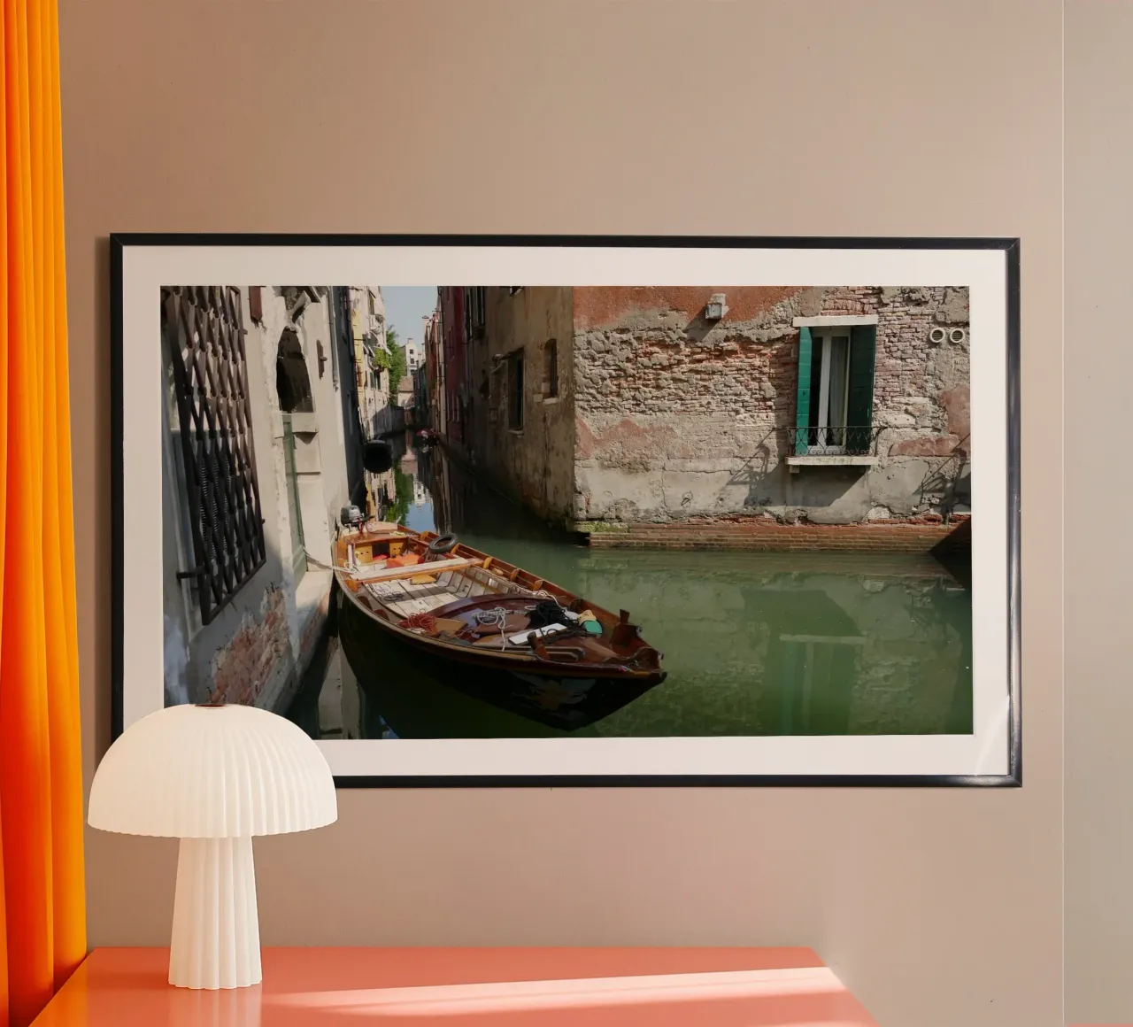 Das einsame Boot Poster mit Holzrahmen von Alexandra Joseph Fotomomente