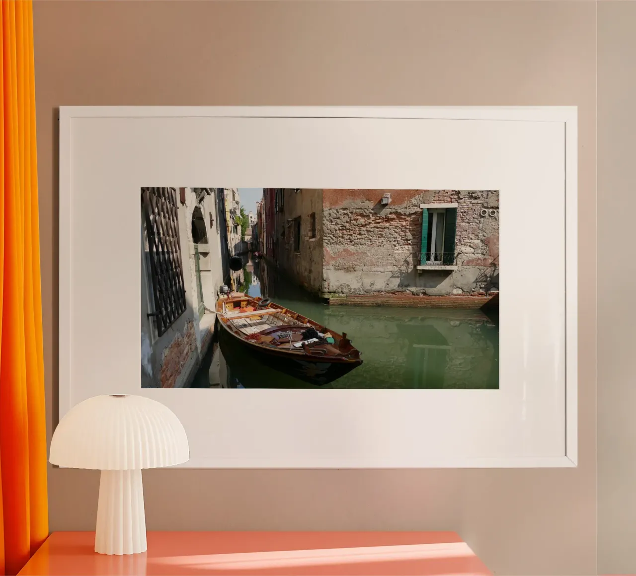 Das einsame Boot Poster mit Holzrahmen von Alexandra Joseph Fotomomente
