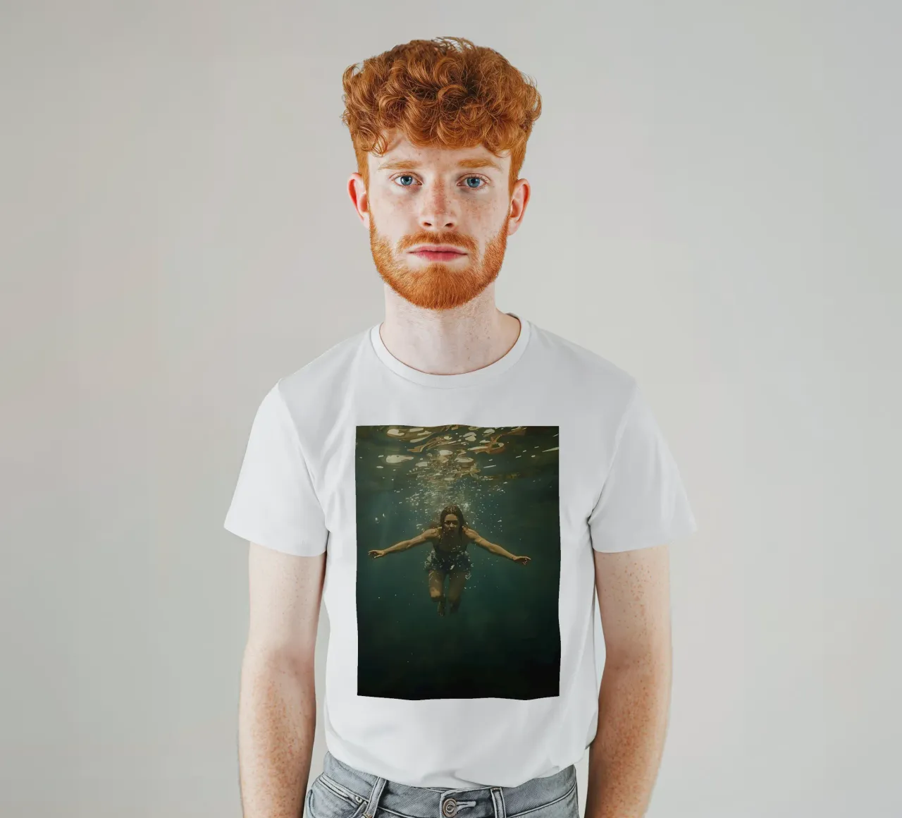 Nuotatore subacqueo che esplora le profondità dell'oceano t-shirt da DesignDoodle