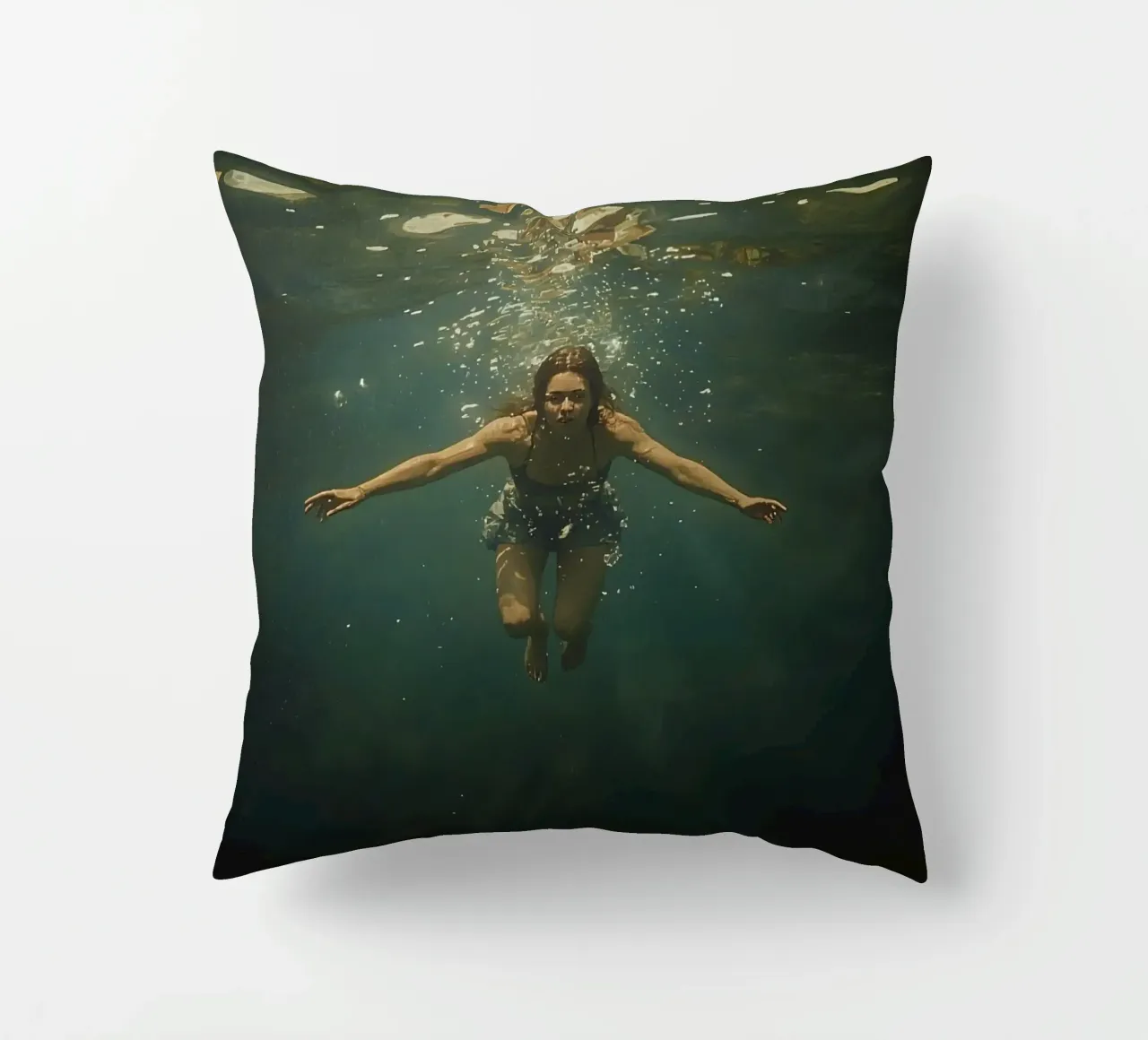 Nuotatore subacqueo che esplora le profondità dell'oceano cuscino da DesignDoodle