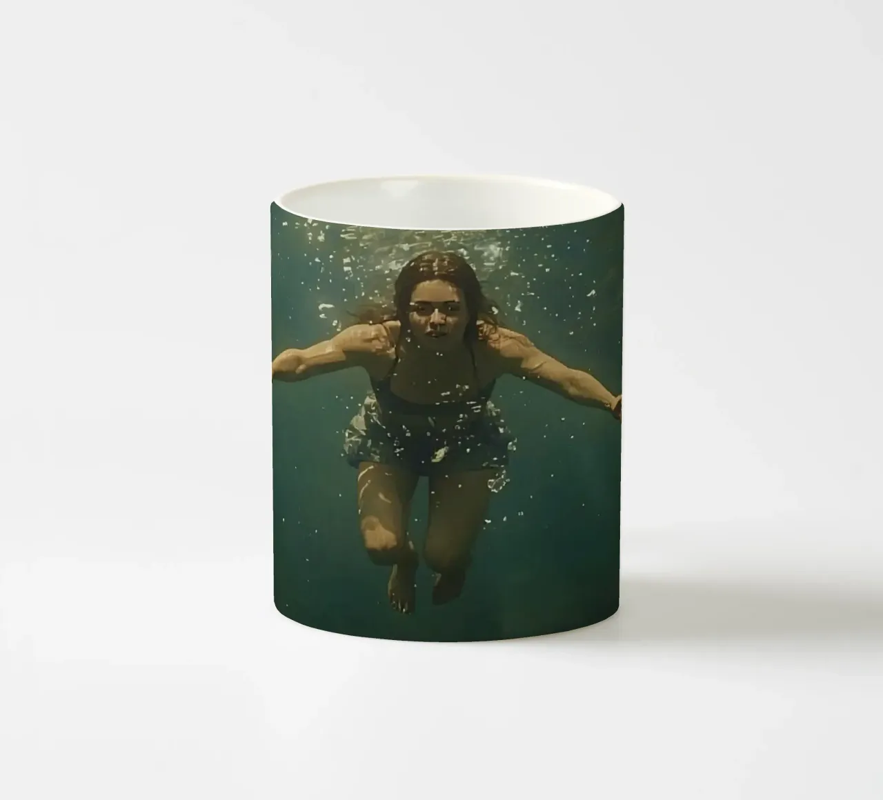 Nuotatore subacqueo che esplora le profondità dell'oceano tazza in ceramica da DesignDoodle