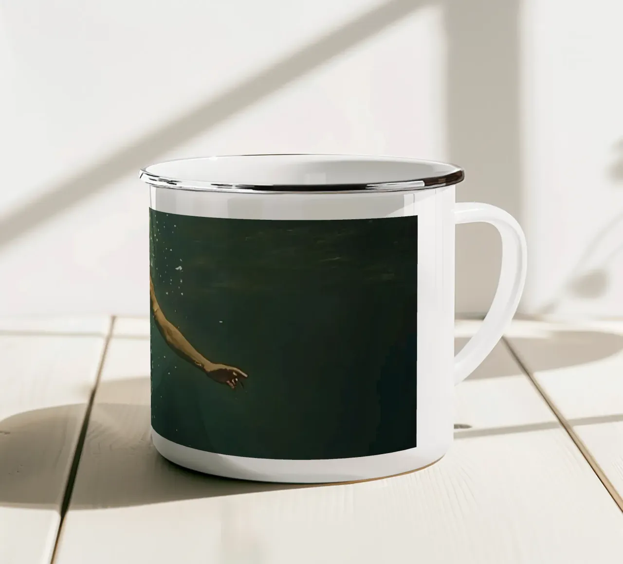 Nuotatore subacqueo che esplora le profondità dell'oceano tazza in smalto da DesignDoodle
