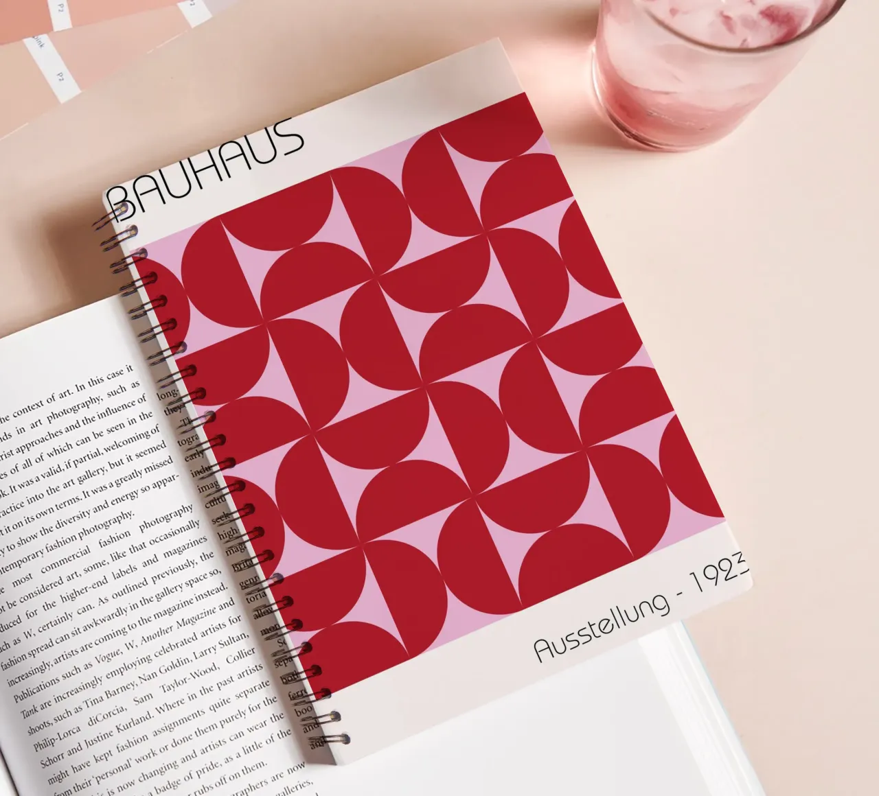 Bauhaus Poster 1923 - Rouge Rose Géométrie Art carnet à spirale de Studio Vibe