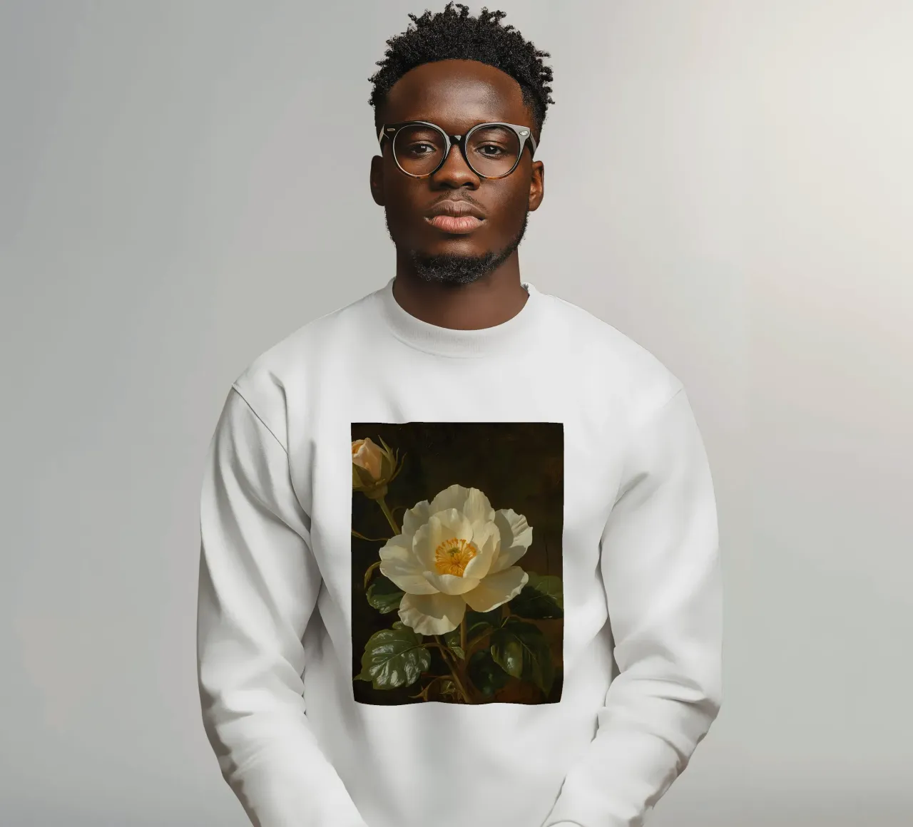 Raffigurazione dettagliata di un fiore bianco e di un bocciolo con una rigogliosa felpa da DesignDoodle