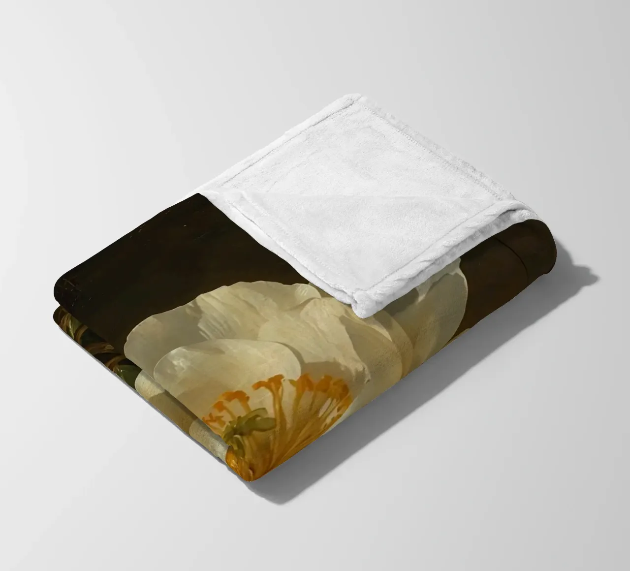 Raffigurazione dettagliata di un fiore bianco e di un bocciolo con una rigogliosa coperta in pile da DesignDoodle