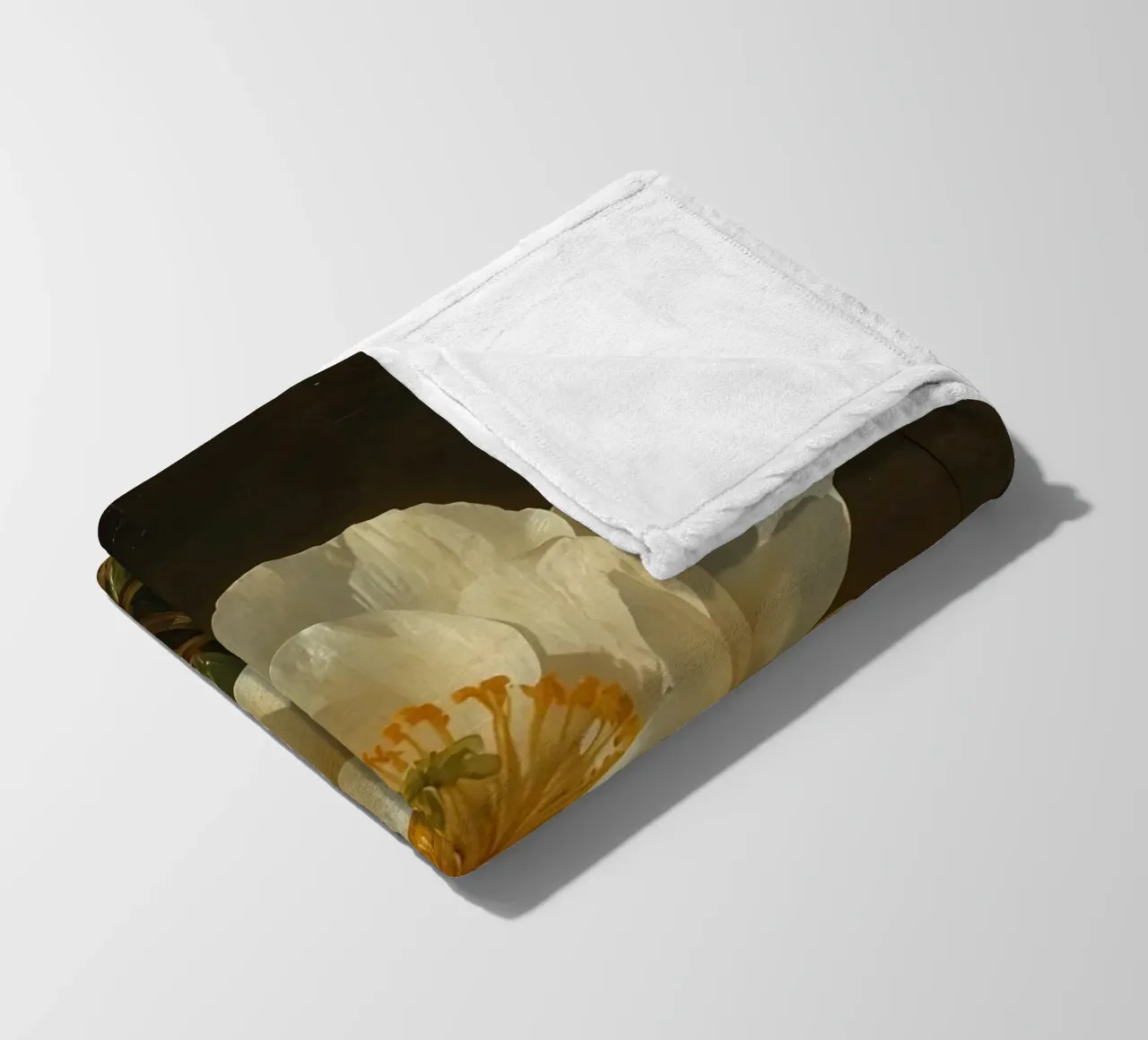 Raffigurazione dettagliata di un fiore bianco e di un bocciolo con una rigogliosa coperta in pile da DesignDoodle