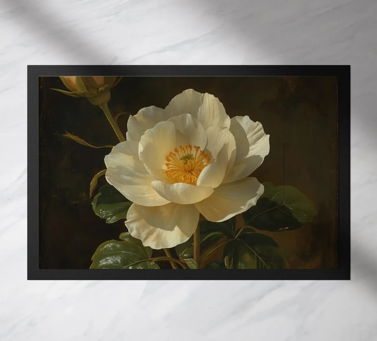 Raffigurazione dettagliata di un fiore bianco e di un bocciolo con una rigogliosa zerbino da DesignDoodle
