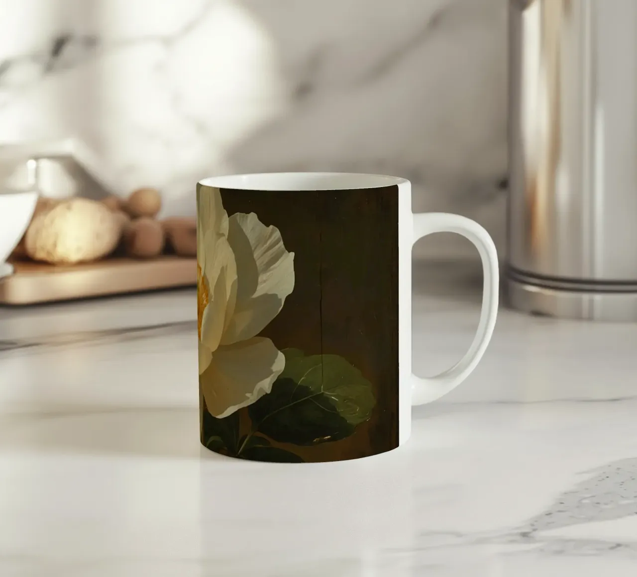 Raffigurazione dettagliata di un fiore bianco e di un bocciolo con una rigogliosa tazza in ceramica da DesignDoodle