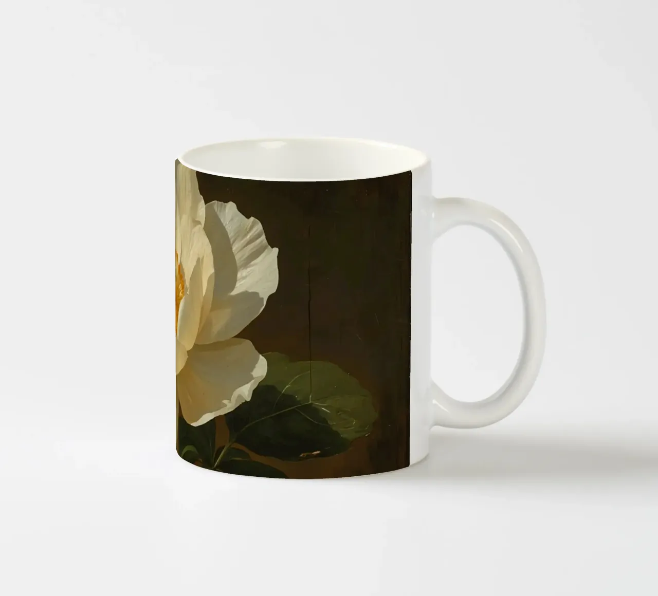 Raffigurazione dettagliata di un fiore bianco e di un bocciolo con una rigogliosa tazza in ceramica da DesignDoodle