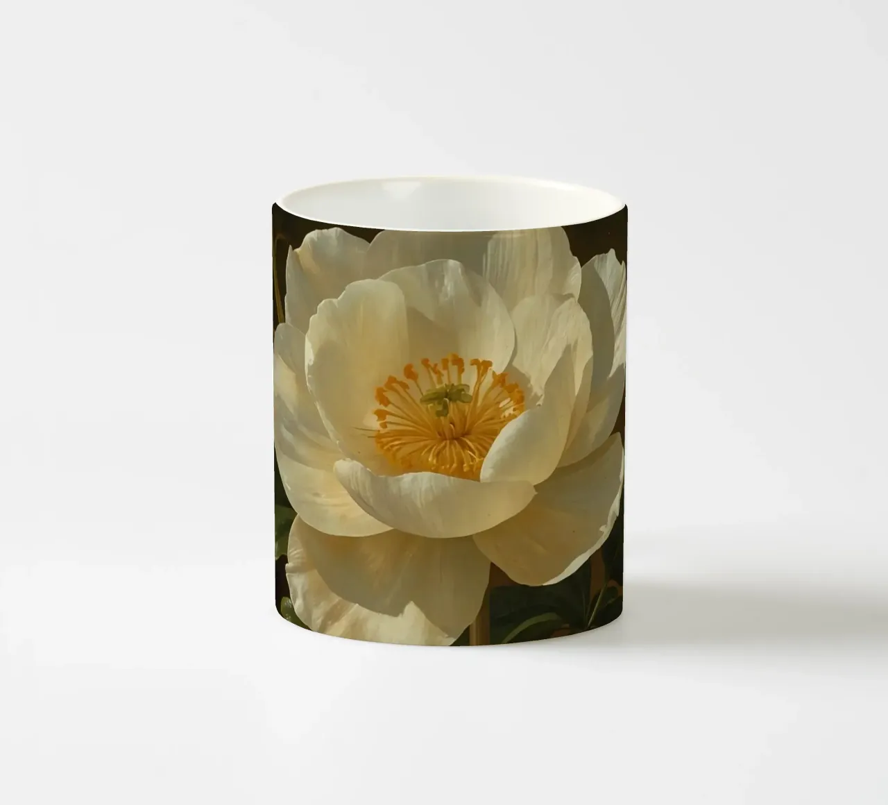 Raffigurazione dettagliata di un fiore bianco e di un bocciolo con una rigogliosa tazza in ceramica da DesignDoodle
