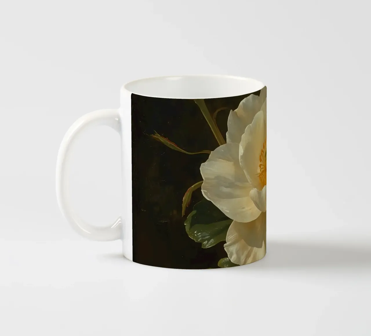 Raffigurazione dettagliata di un fiore bianco e di un bocciolo con una rigogliosa tazza in ceramica da DesignDoodle