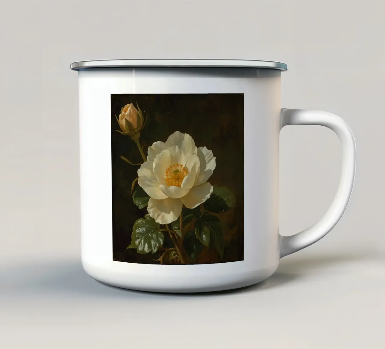 Raffigurazione dettagliata di un fiore bianco e di un bocciolo con una rigogliosa tazza in smalto da DesignDoodle