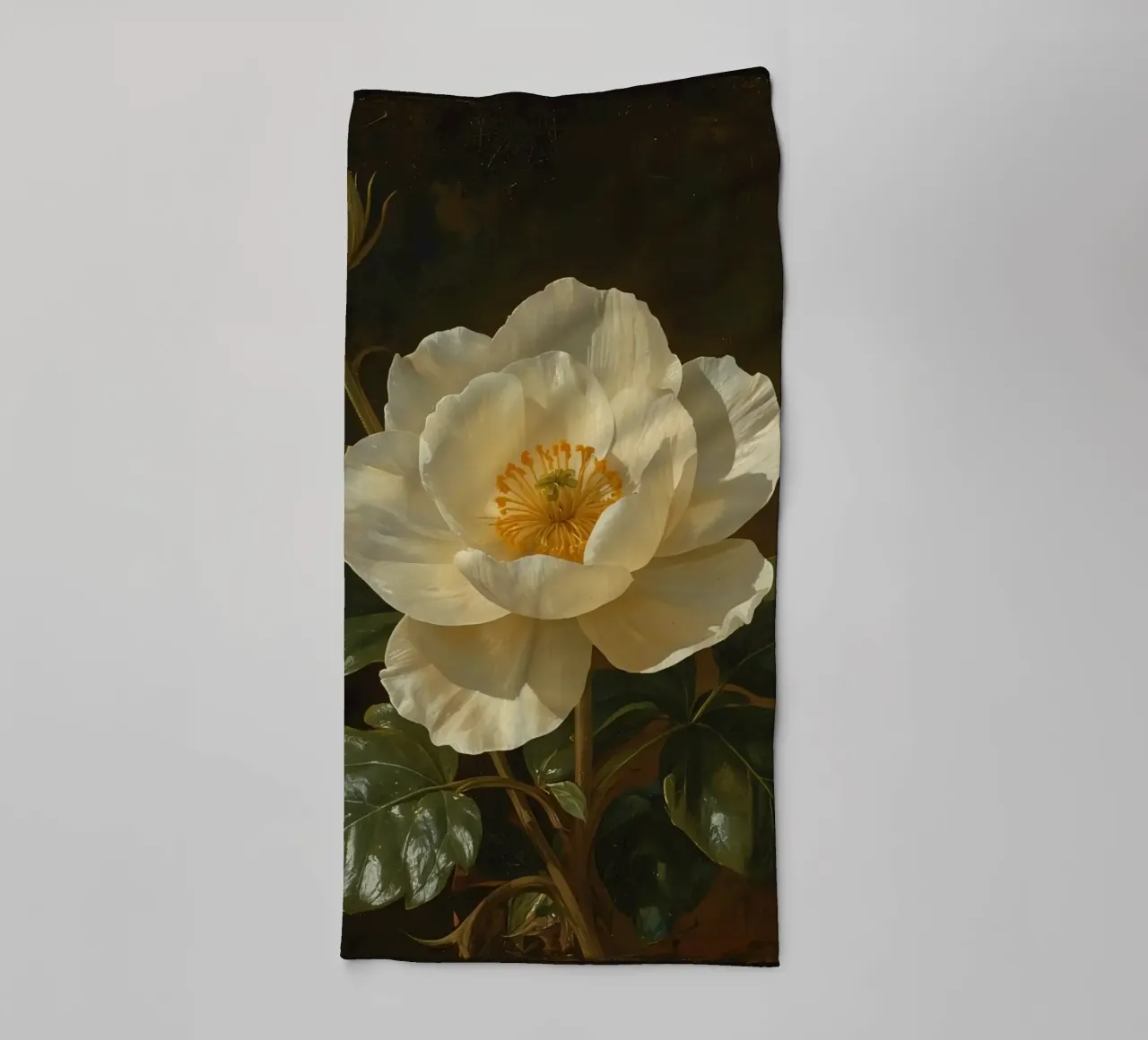 Raffigurazione dettagliata di un fiore bianco e di un bocciolo con una rigogliosa asciugamano da bagno da DesignDoodle
