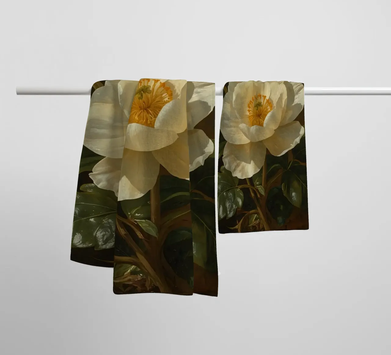 Raffigurazione dettagliata di un fiore bianco e di un bocciolo con una rigogliosa asciugamano da bagno da DesignDoodle