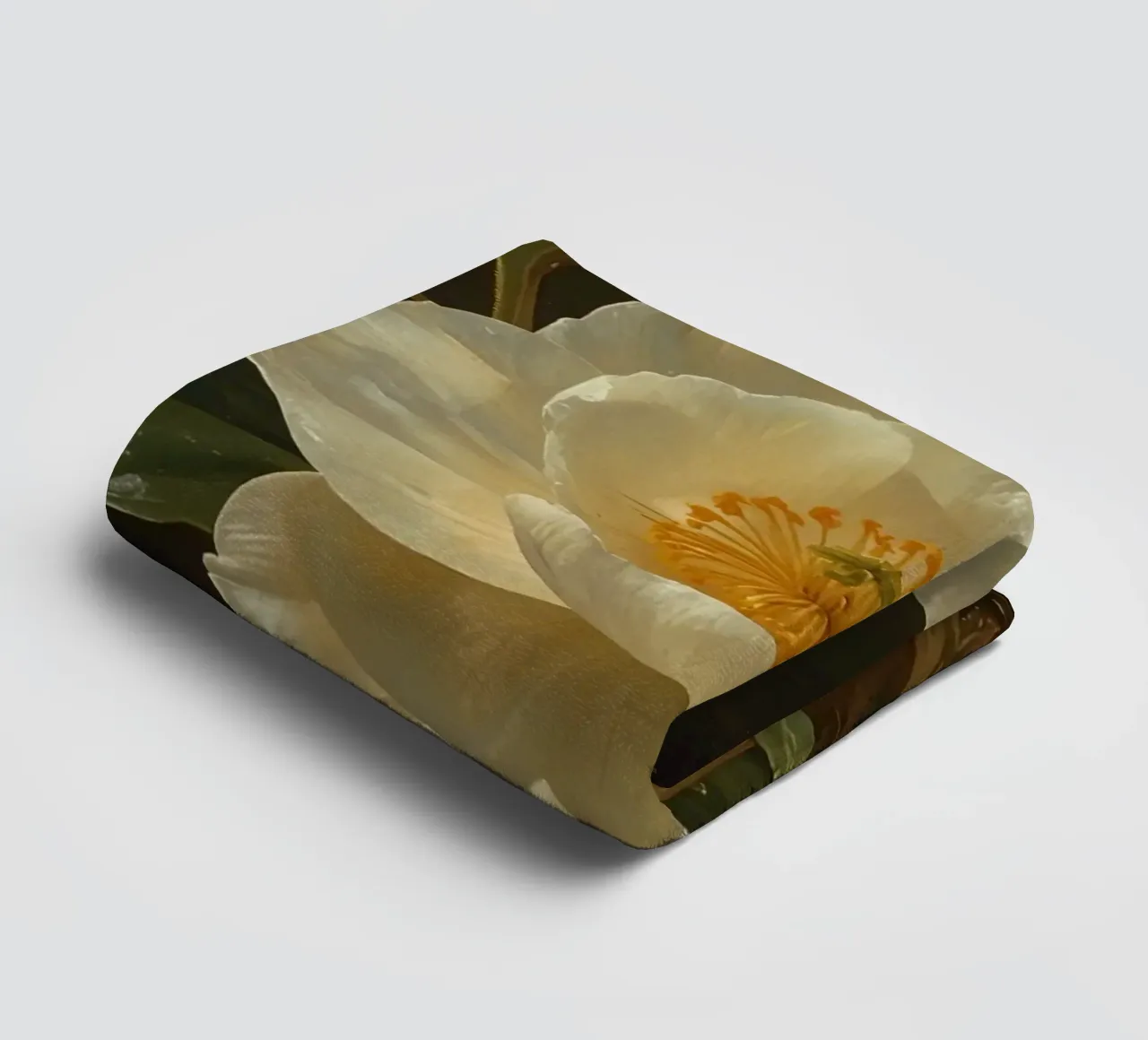 Raffigurazione dettagliata di un fiore bianco e di un bocciolo con una rigogliosa asciugamano da bagno da DesignDoodle