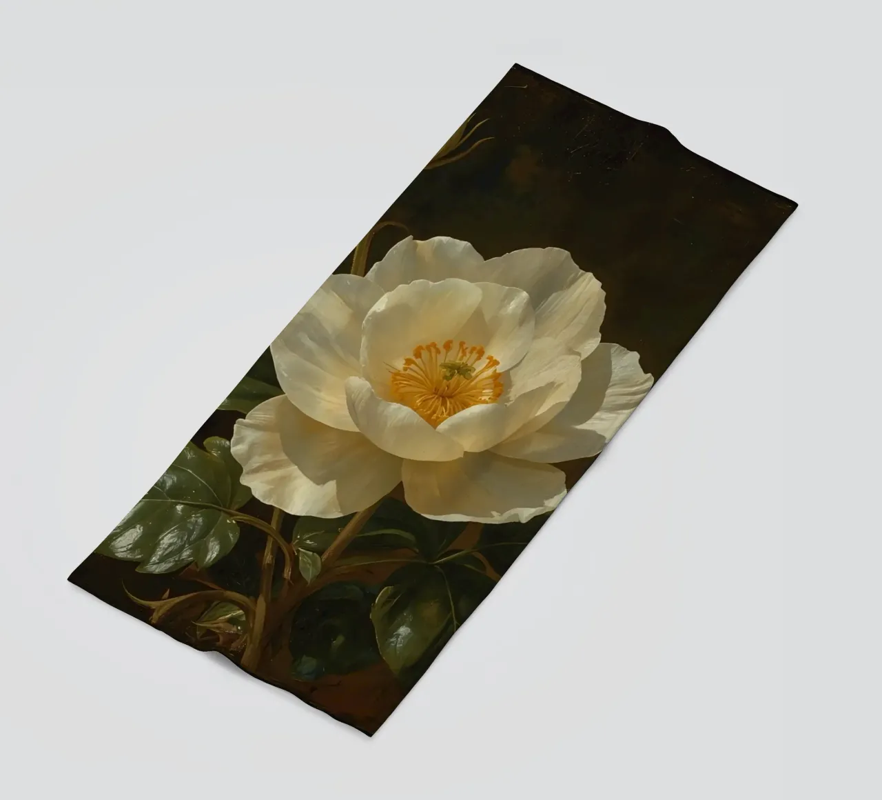 Raffigurazione dettagliata di un fiore bianco e di un bocciolo con una rigogliosa telo mare da DesignDoodle