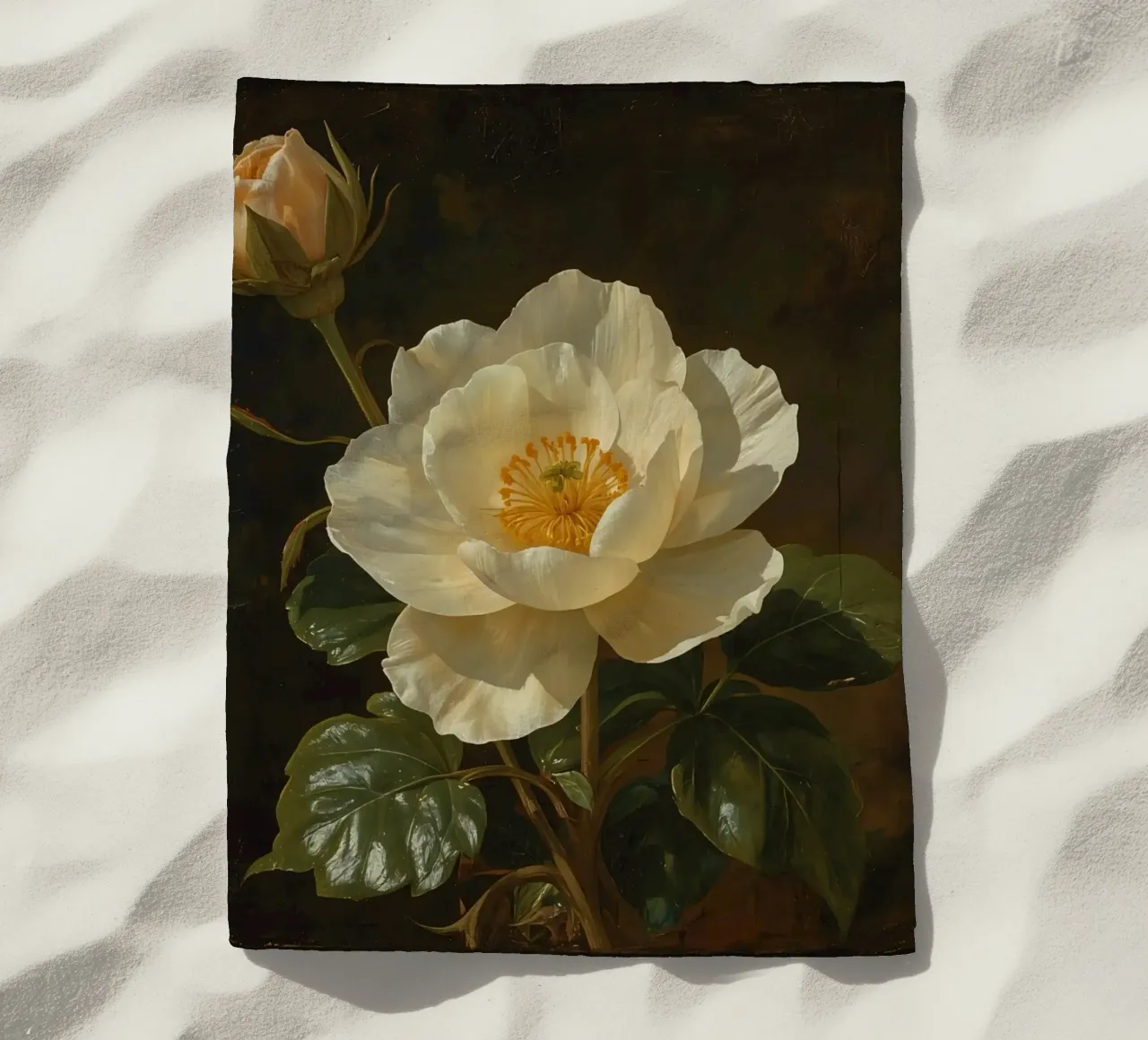 Raffigurazione dettagliata di un fiore bianco e di un bocciolo con una rigogliosa telo mare da DesignDoodle
