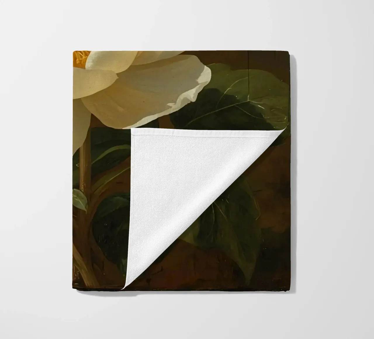 Raffigurazione dettagliata di un fiore bianco e di un bocciolo con una rigogliosa telo mare da DesignDoodle
