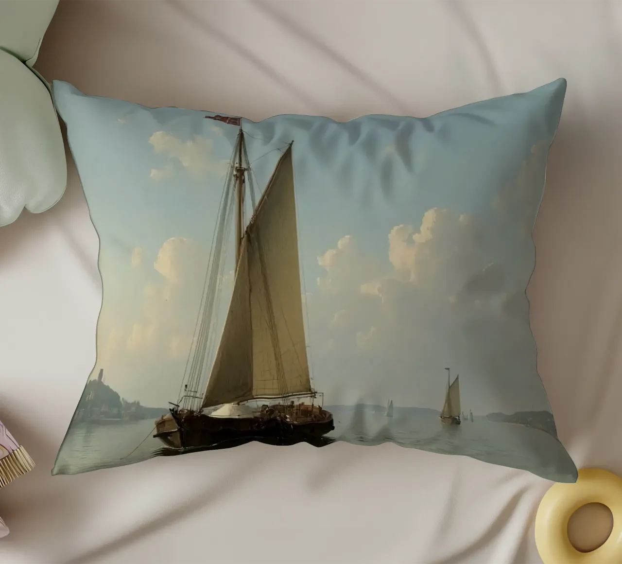 Barche a vela che scivolano su un lago calmo sotto un cielo sereno con cuscino da DesignDoodle