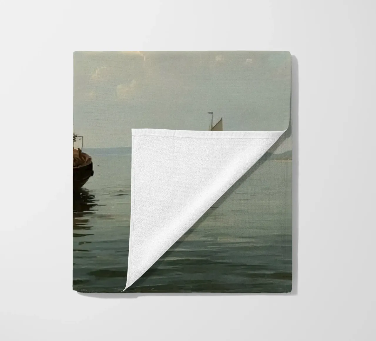 Barche a vela che scivolano su un lago calmo sotto un cielo sereno con telo mare da DesignDoodle