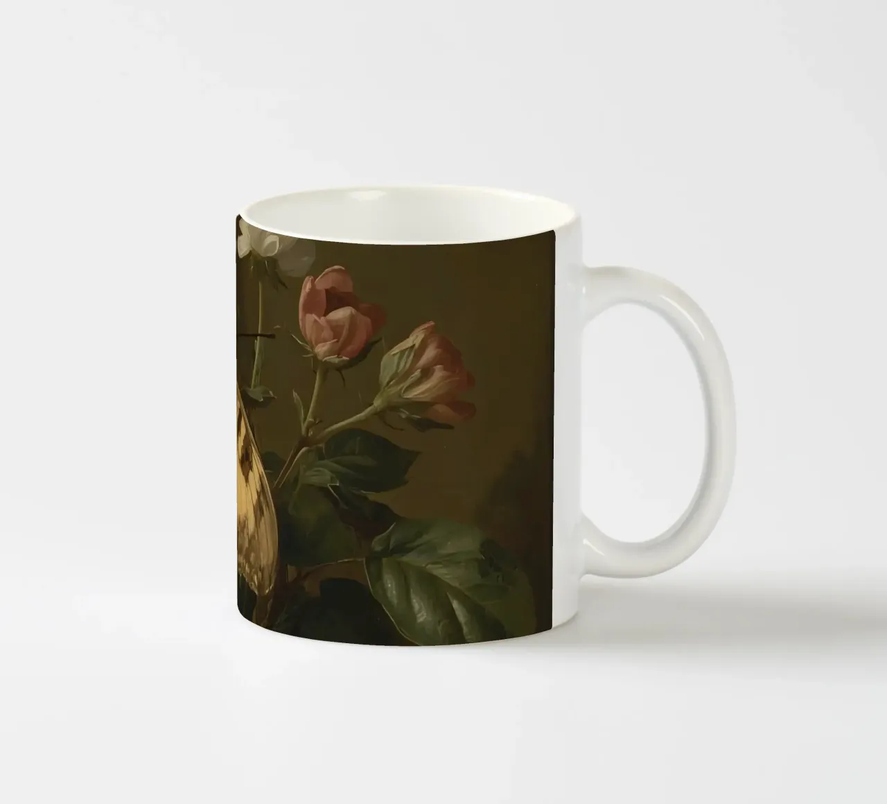 Farfalla appollaiata sui fiori, bellezza primaverile e delicata tazza in ceramica da DesignDoodle