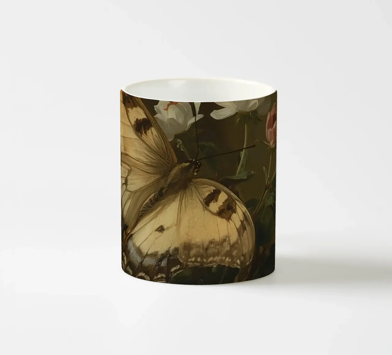 Farfalla appollaiata sui fiori, bellezza primaverile e delicata tazza in ceramica da DesignDoodle