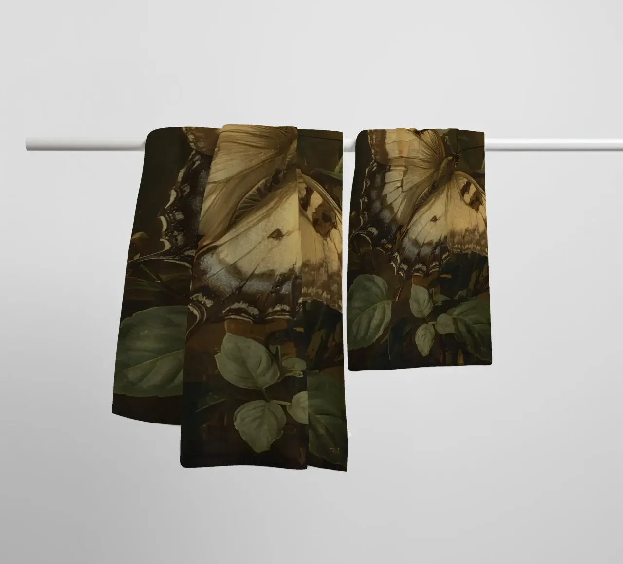 Farfalla appollaiata sui fiori, bellezza primaverile e delicata asciugamano da bagno da DesignDoodle