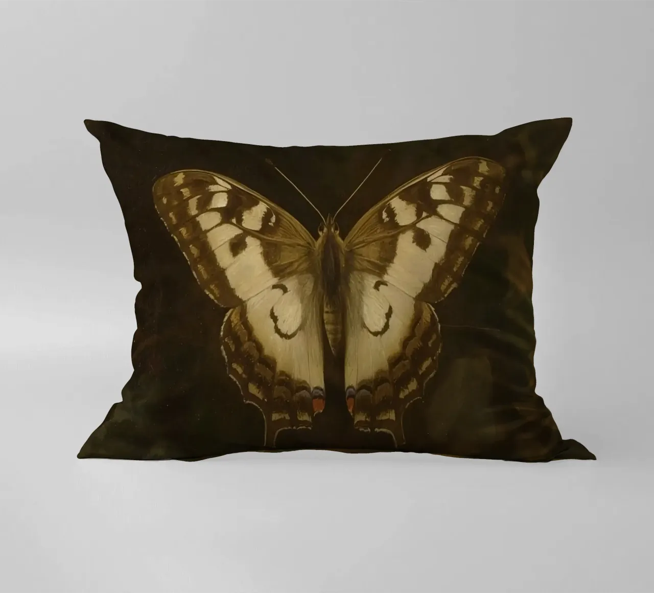 Farfalla posata su fogliame scuro con motivi intricati cuscino da DesignDoodle