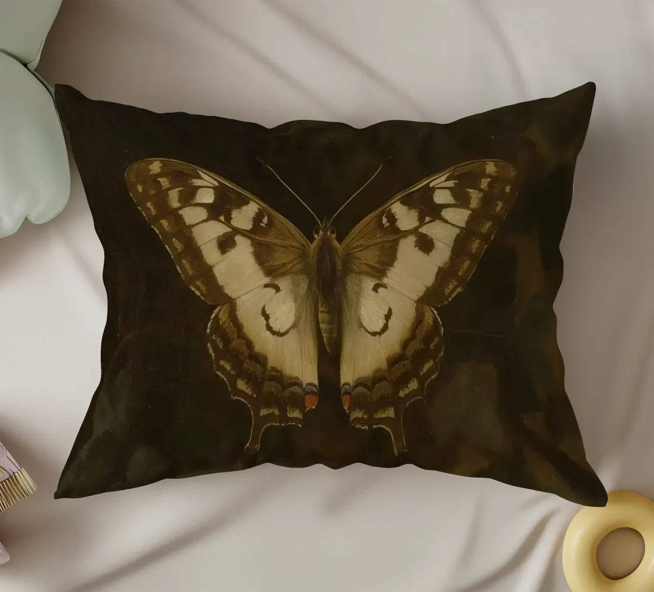 Farfalla posata su fogliame scuro con motivi intricati cuscino da DesignDoodle