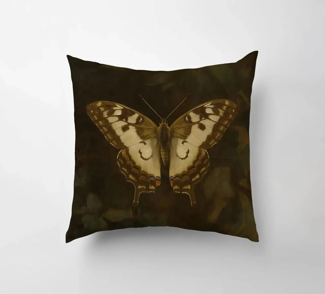 Farfalla posata su fogliame scuro con motivi intricati cuscino da DesignDoodle