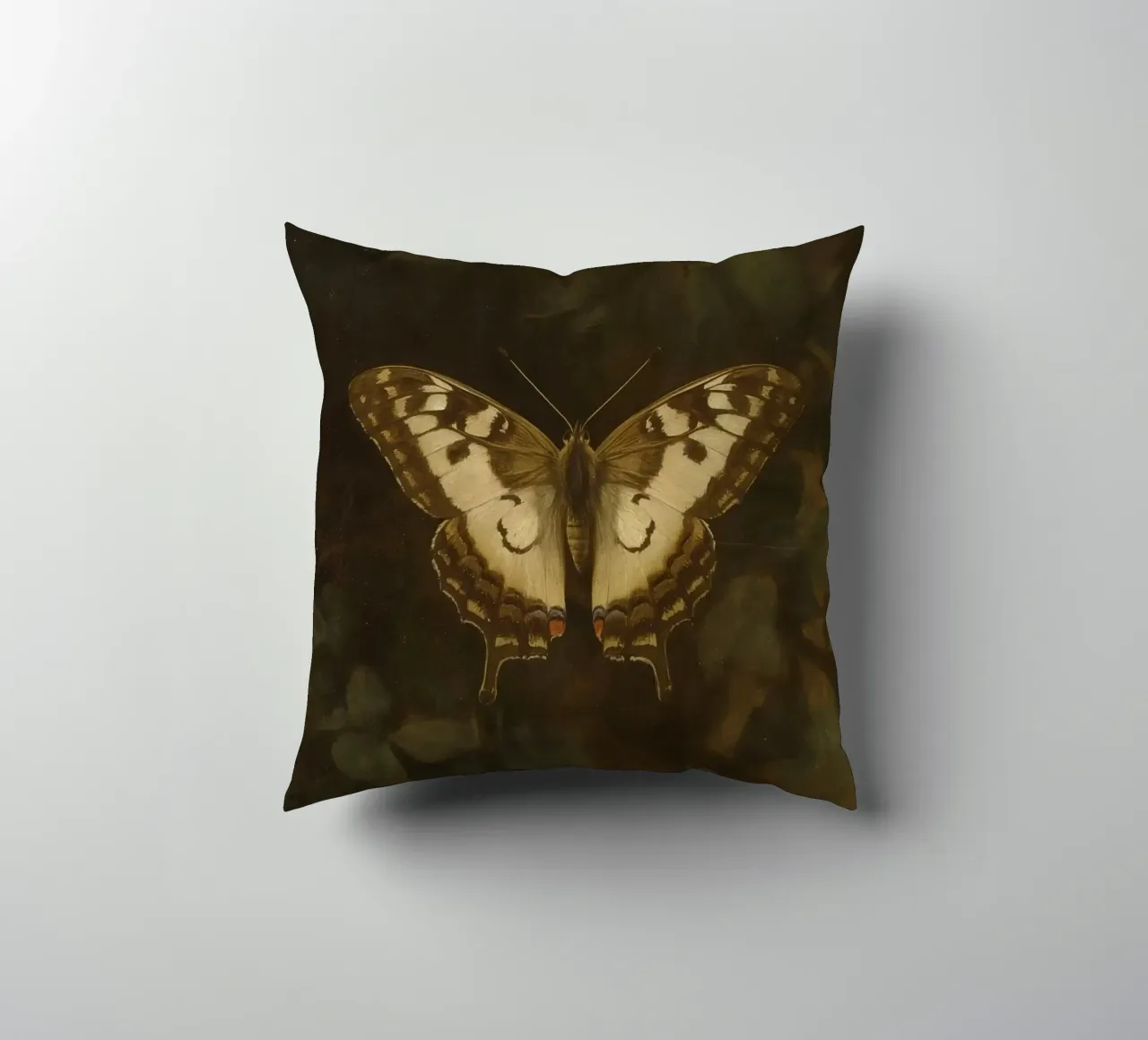 Farfalla posata su fogliame scuro con motivi intricati cuscino da DesignDoodle