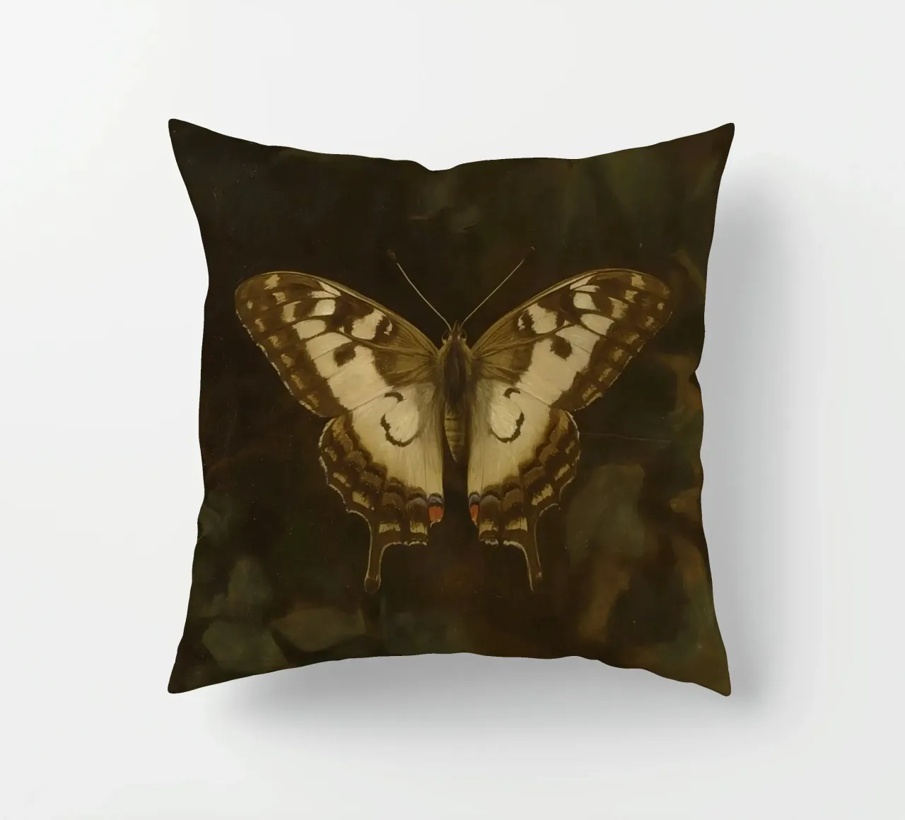 Farfalla posata su fogliame scuro con motivi intricati cuscino da DesignDoodle