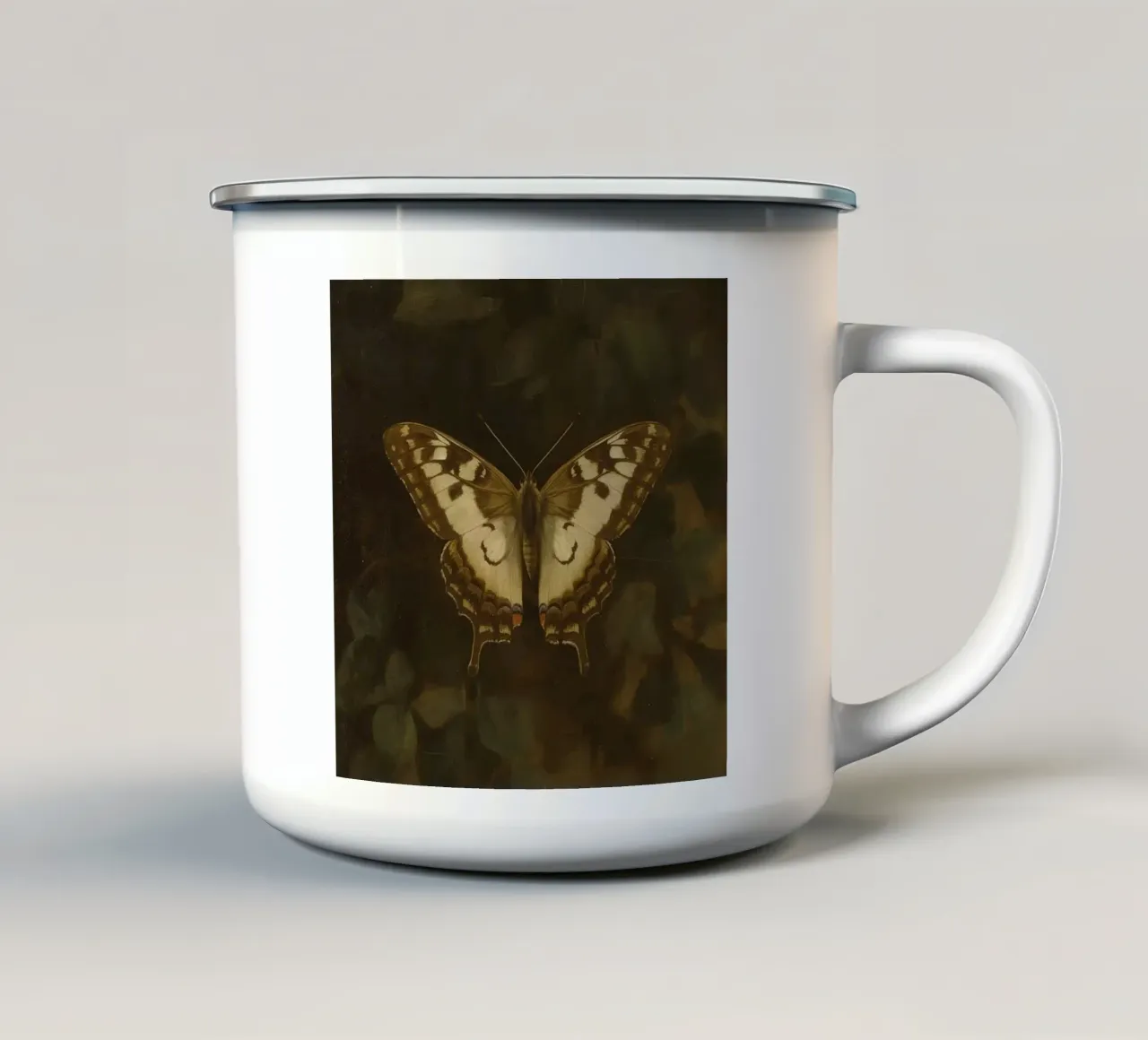 Farfalla posata su fogliame scuro con motivi intricati tazza in smalto da DesignDoodle