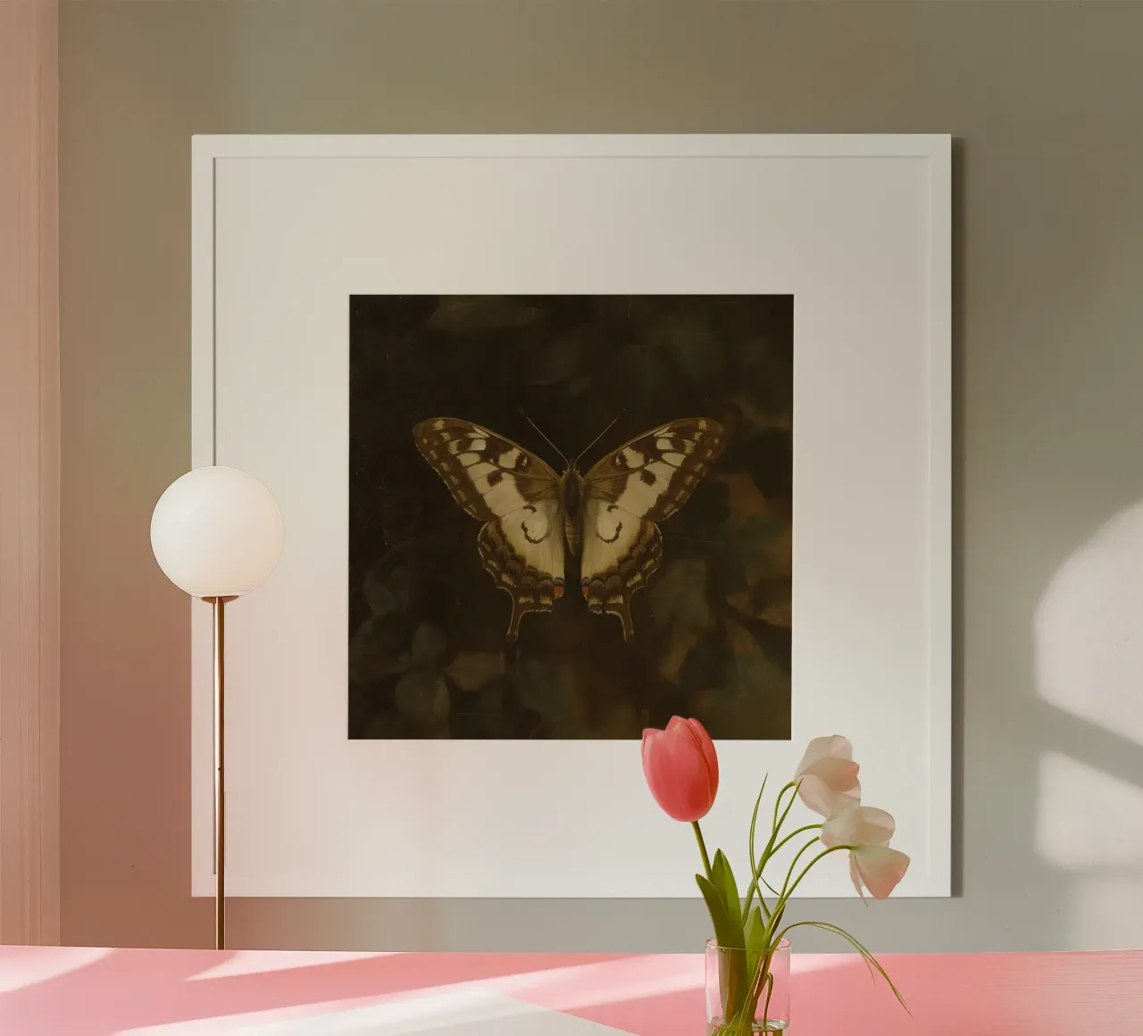 Farfalla posata su fogliame scuro con motivi intricati poster con telaio in plastica da DesignDoodle