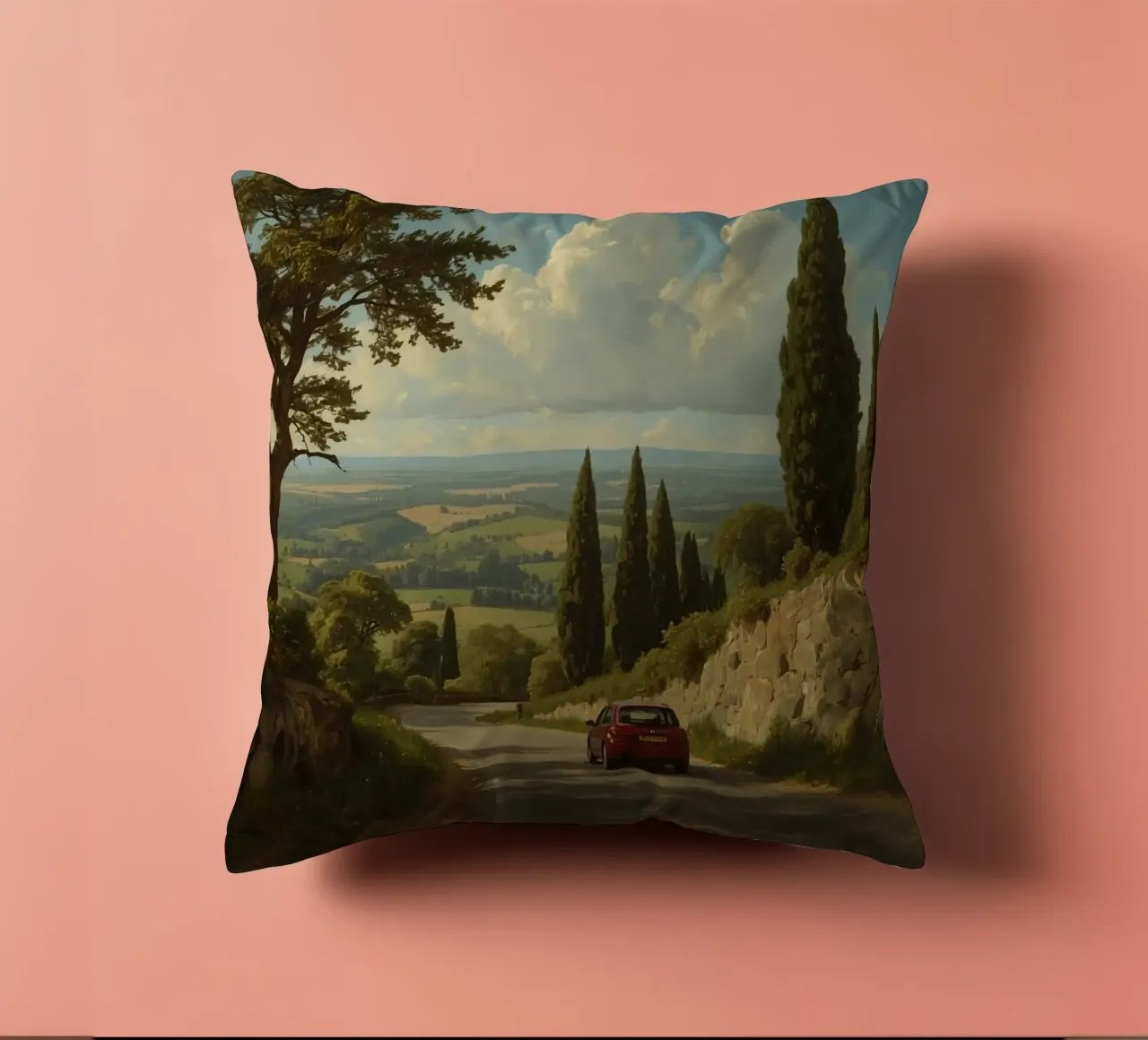 Superbe vue de la campagne avec une voiture roulant le long d'une route sinueuse. coussin de DesignDoodle