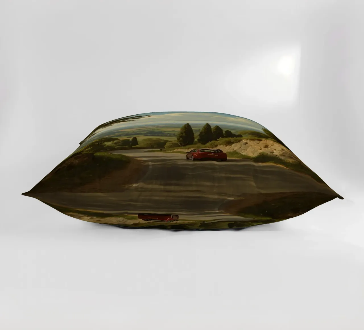 Superbe vue de la campagne avec une voiture roulant le long d'une route sinueuse. coussin de DesignDoodle
