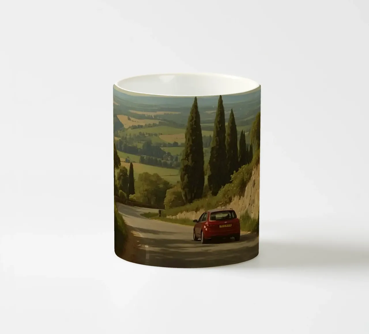 Superbe vue de la campagne avec une voiture roulant le long d'une route sinueuse. mug en céramique de DesignDoodle