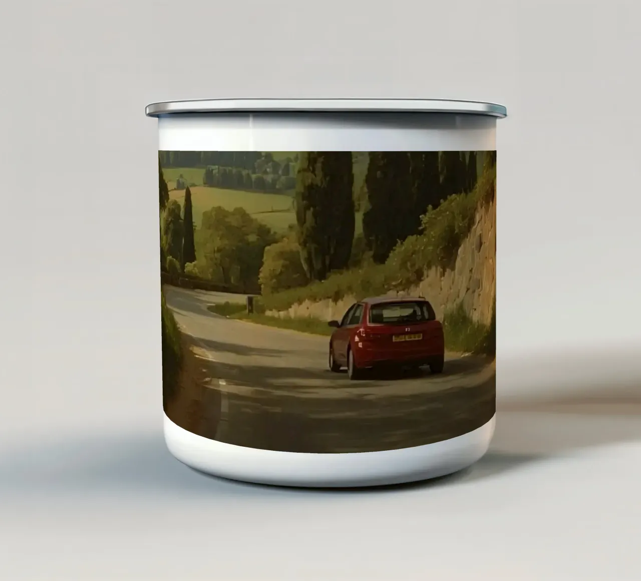 Splendida vista sulla campagna con un'auto che percorre una strada tortuosa tazza in smalto da DesignDoodle