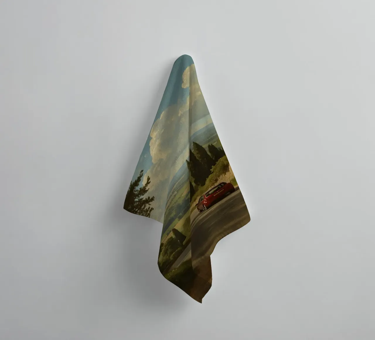 Superbe vue de la campagne avec une voiture roulant le long d'une route sinueuse. serviette de bain de DesignDoodle