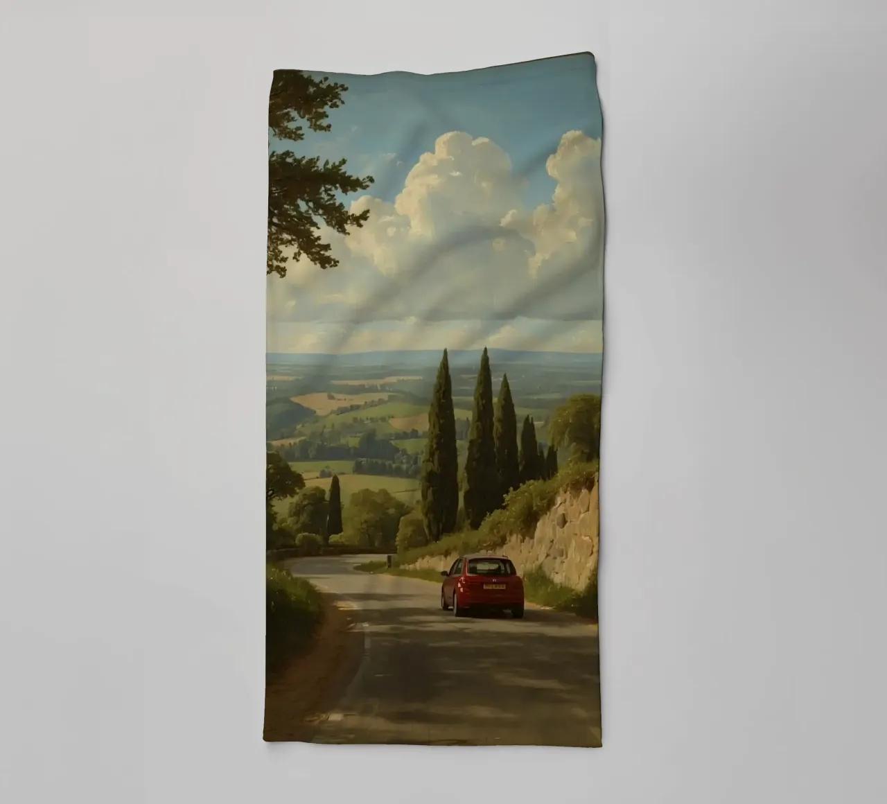 Superbe vue de la campagne avec une voiture roulant le long d'une route sinueuse. serviette de bain de DesignDoodle