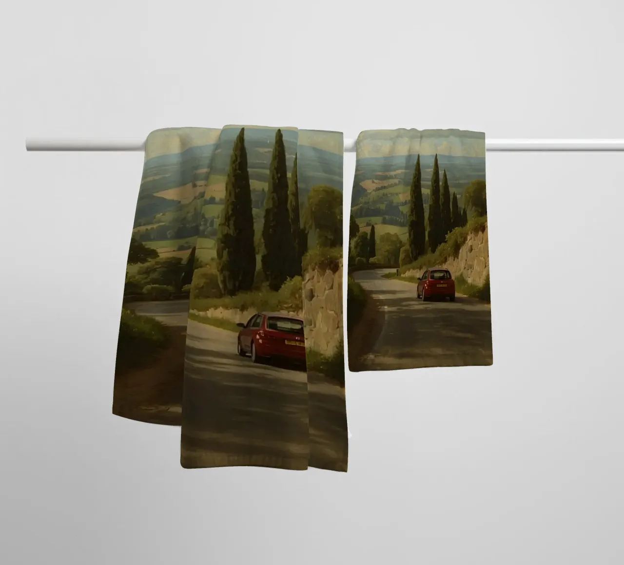 Superbe vue de la campagne avec une voiture roulant le long d'une route sinueuse. serviette de bain de DesignDoodle