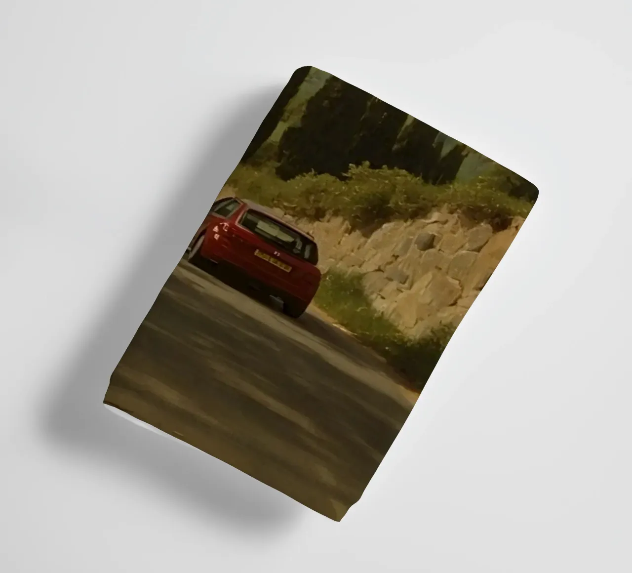 Superbe vue de la campagne avec une voiture roulant le long d'une route sinueuse. serviette de bain de DesignDoodle