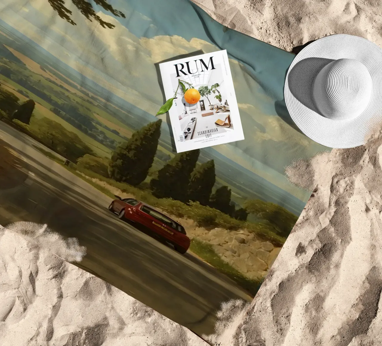 Superbe vue de la campagne avec une voiture roulant le long d'une route sinueuse. serviette de plage de DesignDoodle