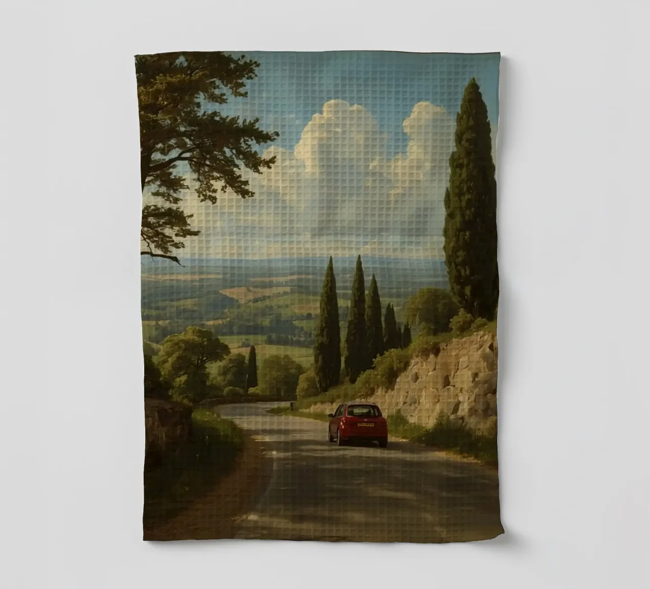 Superbe vue de la campagne avec une voiture roulant le long d'une route sinueuse. torchon de DesignDoodle