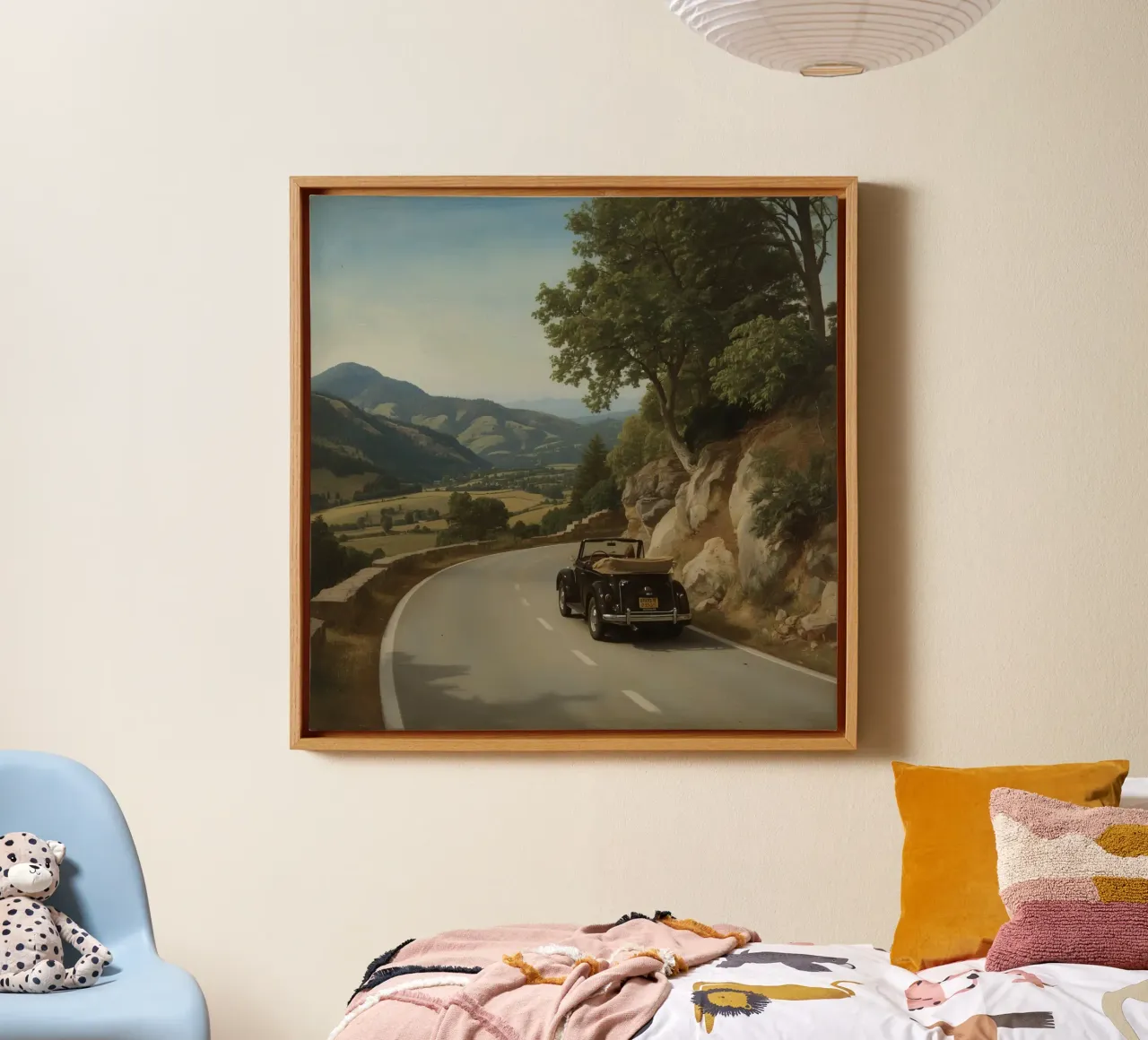 Oldtimer fährt auf kurvenreicher Straße durch bergiges Leinwand mit Schattenfugenrahmen von DesignDoodle